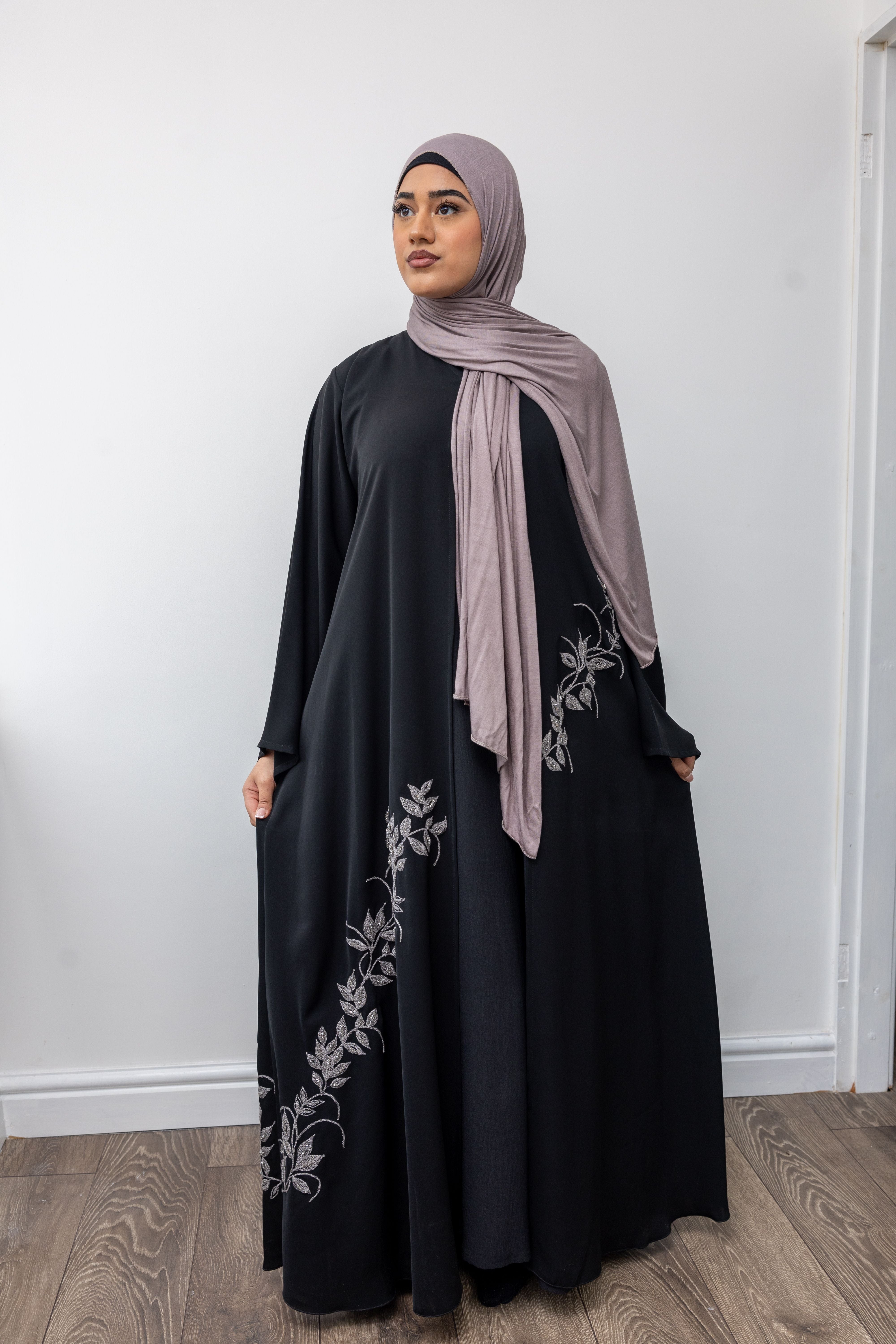 Embroidered abaya set 2